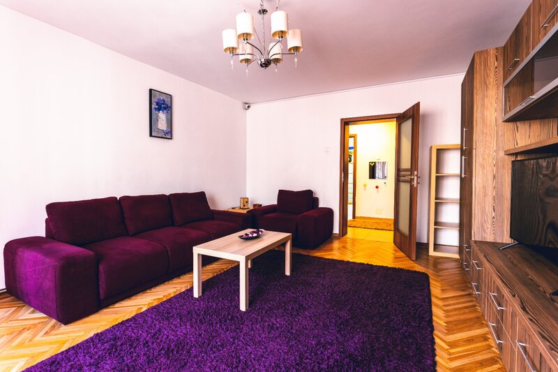 Decebal, Piata Muncii, 2 minute metrou,