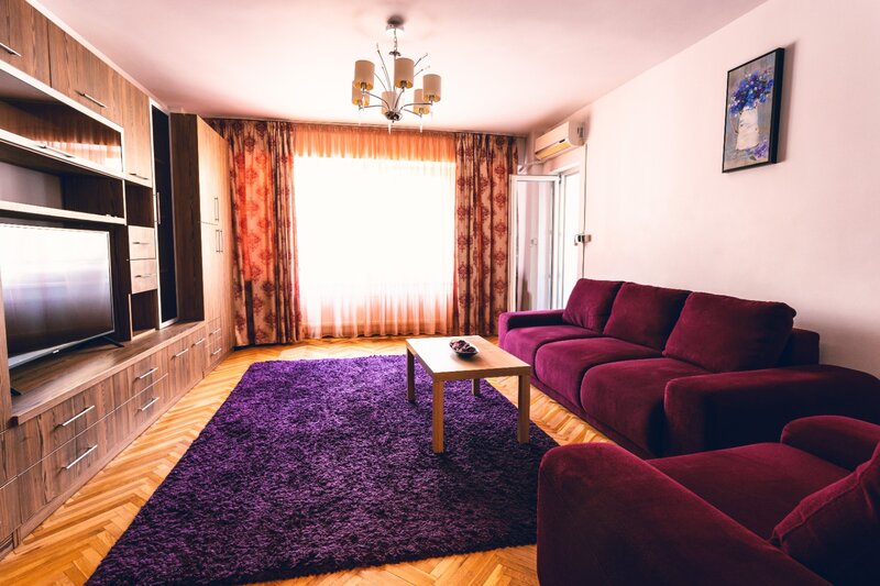 Decebal, Piata Muncii, 2 minute metrou,