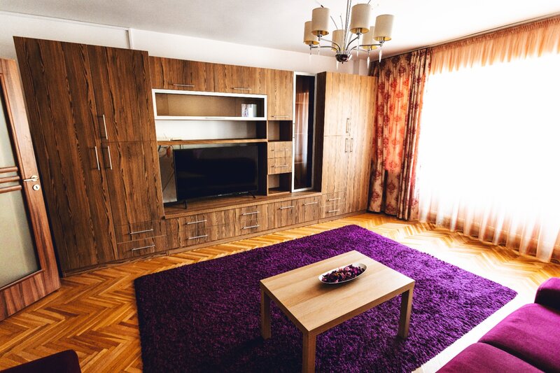 Decebal, Piata Muncii, 2 minute metrou,