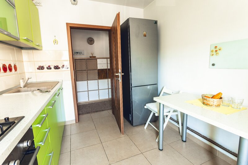 Decebal, Piata Muncii, 2 minute metrou,