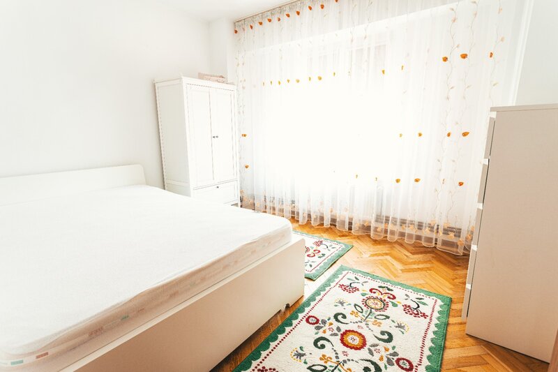 Decebal, Piata Muncii, 2 minute metrou,