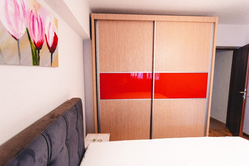 Decebal, Piata Muncii, 2 minute metrou,