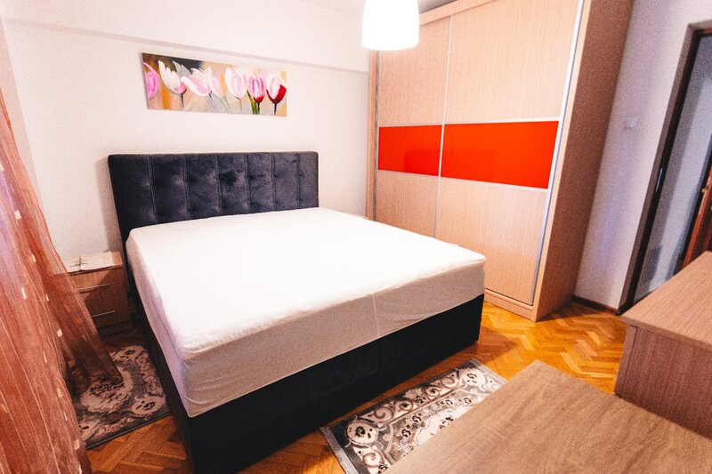 Decebal, Piata Muncii, 2 minute metrou,