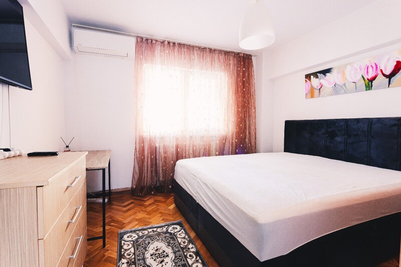 Decebal, Piata Muncii, 2 minute metrou,