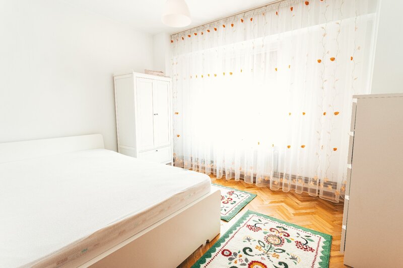 Decebal, Piata Muncii, 2 minute metrou,